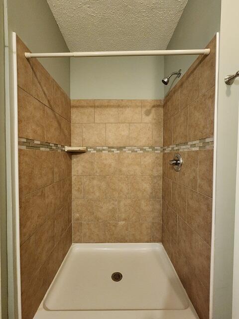 1038 37th Street Niceville, FL 32578 - Photo 8 of 25 a bathroom with a bath tub