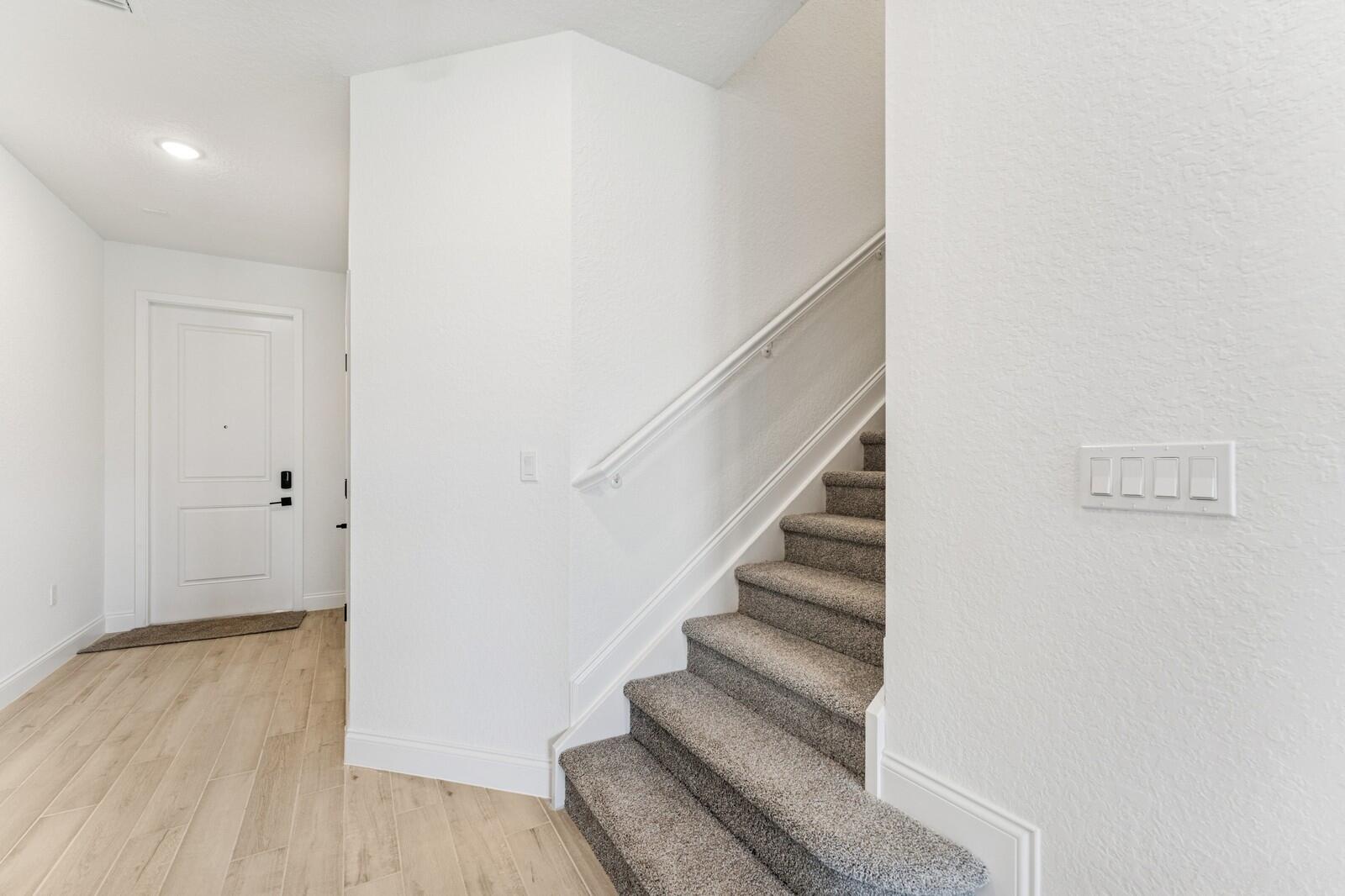 179 Southeast Birch Terrace, Unit 736 Stuart, FL 34997 - Photo 4 of 36 Foyer