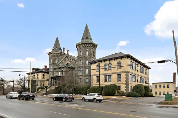 $2,400 | 201 Thorndike Street, Unit 205, Lowell, MA 01852