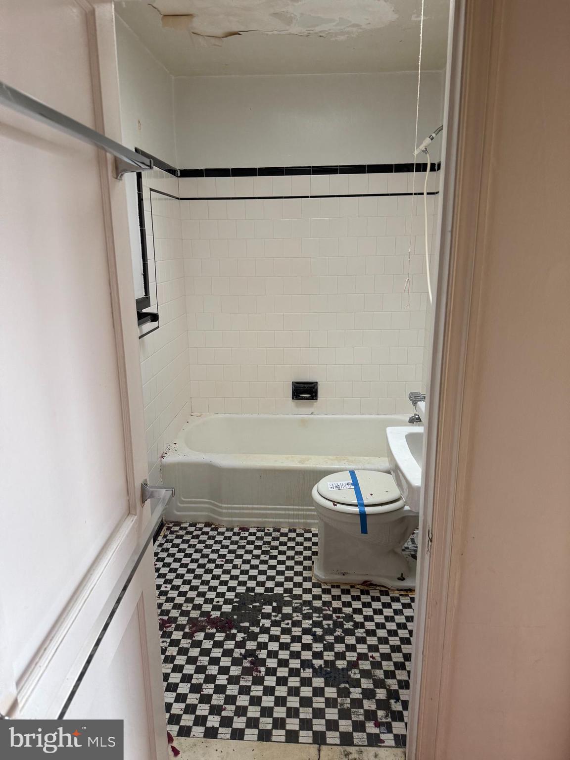 815 St Dunstans Road Baltimore, MD 21212 - Photo 3 of 12