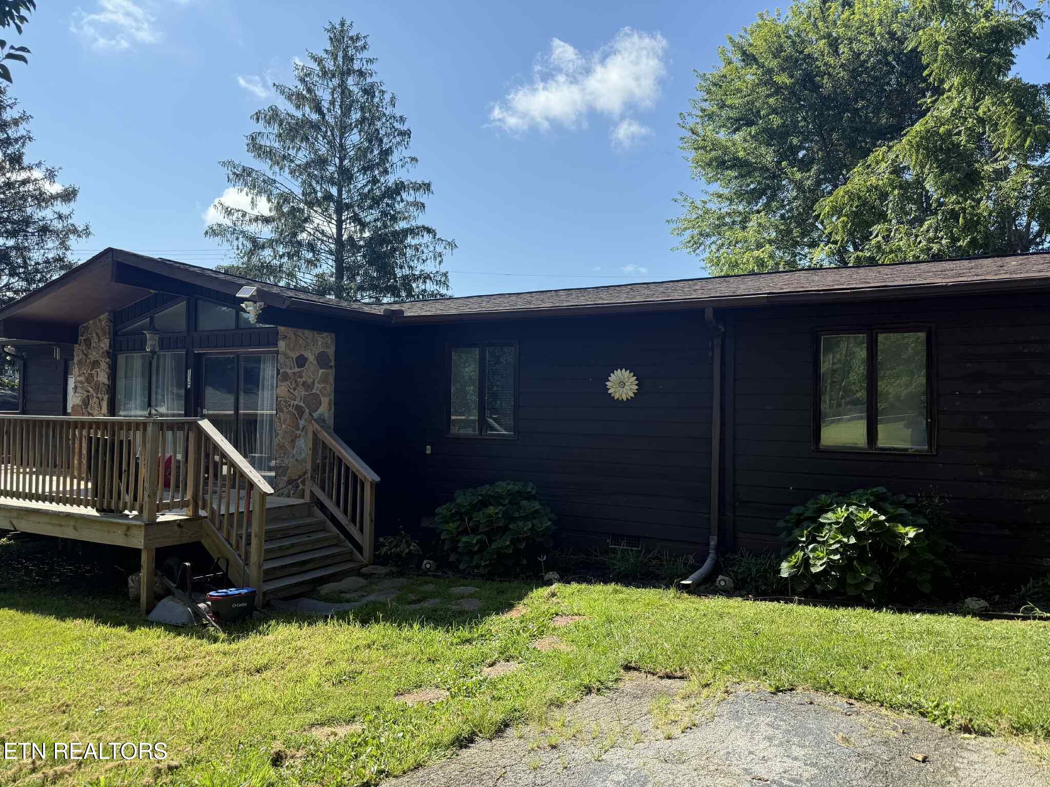 135 Duncan Lane Oneida, TN 37841 - Photo 2 of 24 att.CU5rahi9Fc16Juby8CUe1sTvUSo3LmKjS0Kr