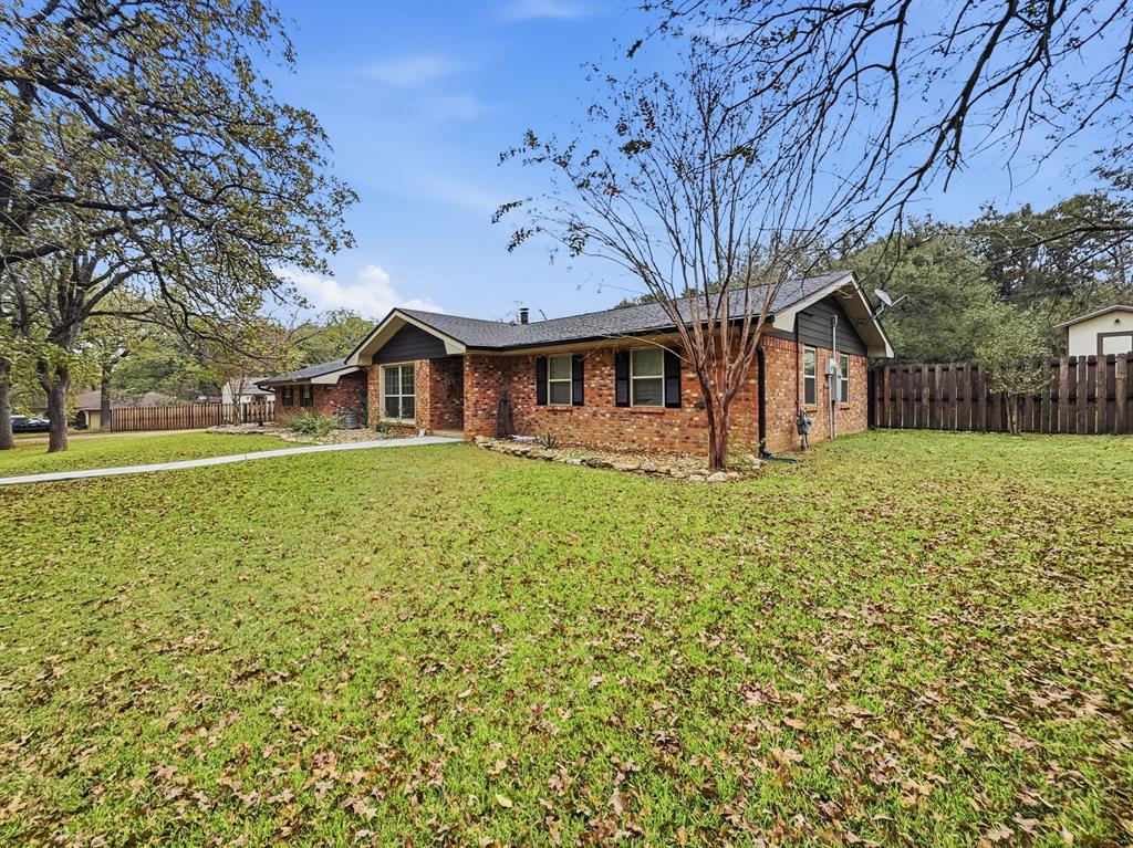 206 Navajo Trail Hamilton, TX 76531 - Photo 2 of 39 Ranch-style home with brick siding