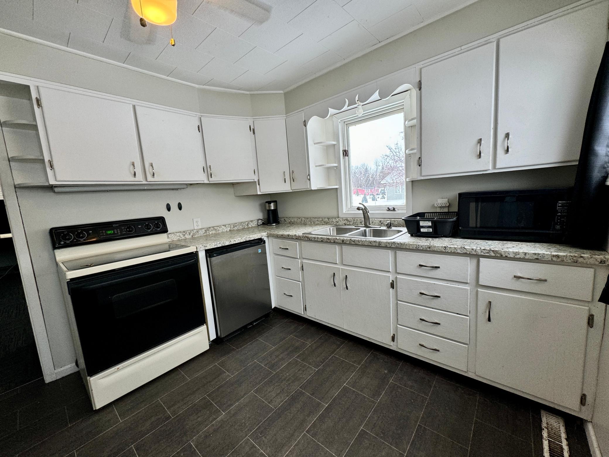 810 2nd Street Northeast Roseau, MN 56751 - Photo 4 of 18