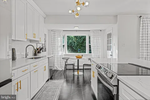 $799,900 | 601 Stratford Drive, Moorestown, NJ 08057