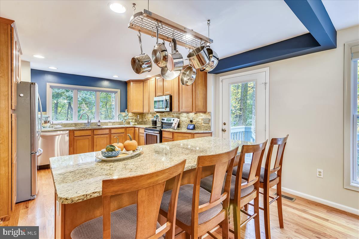 18269 Canby Road Leesburg, VA 20175 - Photo 21 of 62 Enough seating space for quick snacks