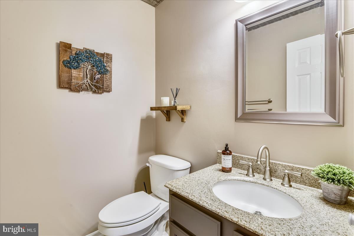 18269 Canby Road Leesburg, VA 20175 - Photo 27 of 62 Main Level Powder Room