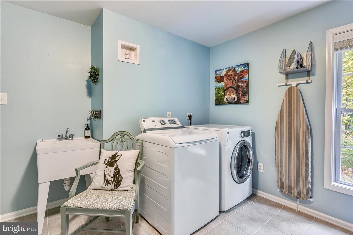 18269 Canby Road Leesburg, VA 20175 - Photo 28 of 62 Storage, sink, and window to let in breeze