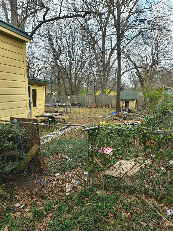 641 22nd Street Southeast Paris, TX 75460 - Photo 14 of 15 a backyard of a house with lots of green space