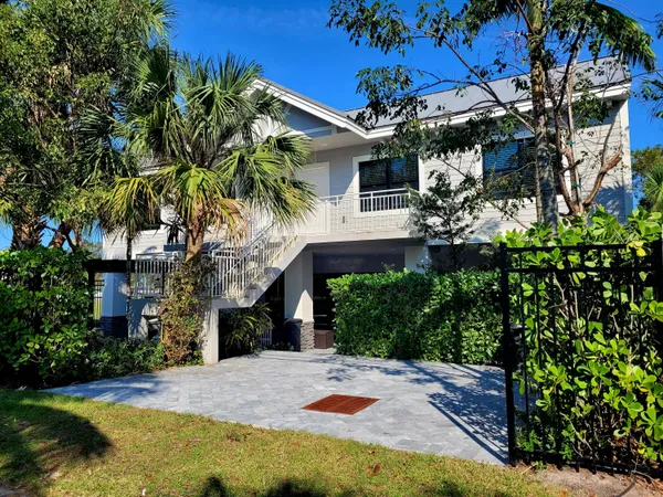 $2,000 | 11810 Southeast Dixie Highway, Unit 1, Hobe Sound, FL 33455