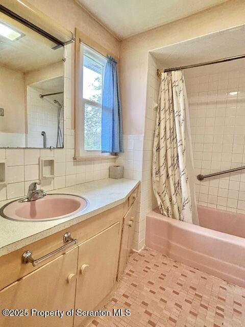 1004 Sleepy Hollow Road Clarks Summit, PA 18411 - Photo 9 of 24 a bathroom with a sink and a bathtub