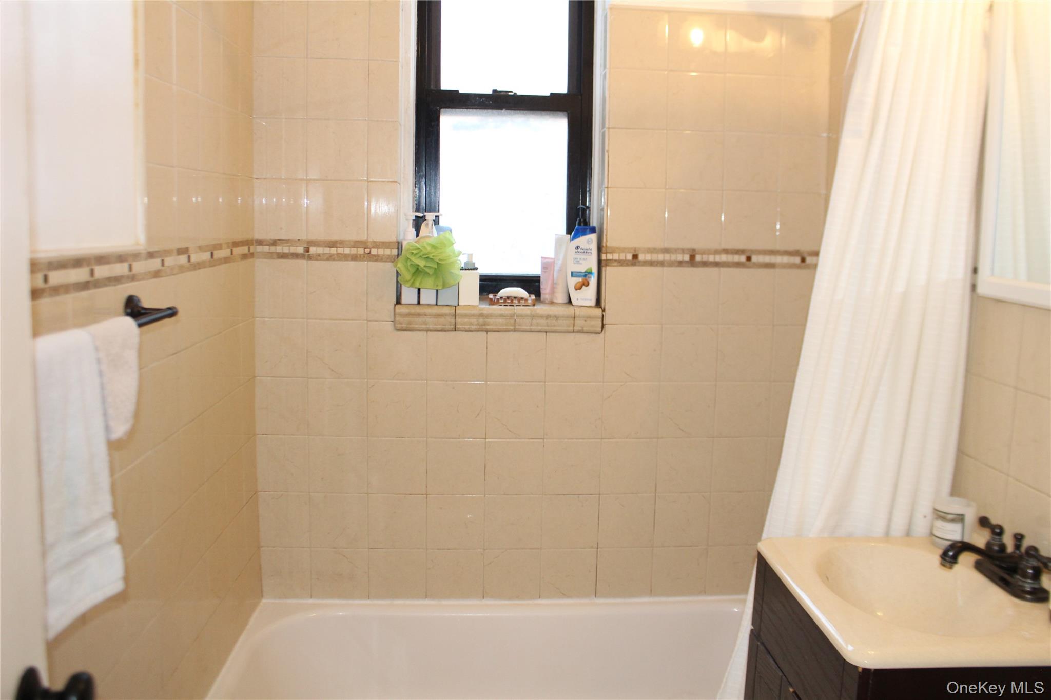 4315 Webster Avenue, Unit 3B Bronx, NY 10470 - Photo 8 of 13 a bathroom with a bathtub and a sink