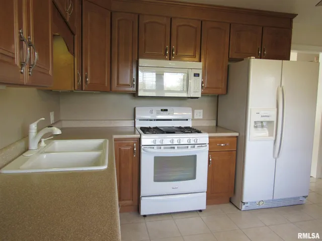 $2,500 | 233 Manor Drive, Riverdale, IA 52722