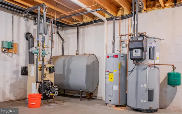 a view of a house with backyard and trees