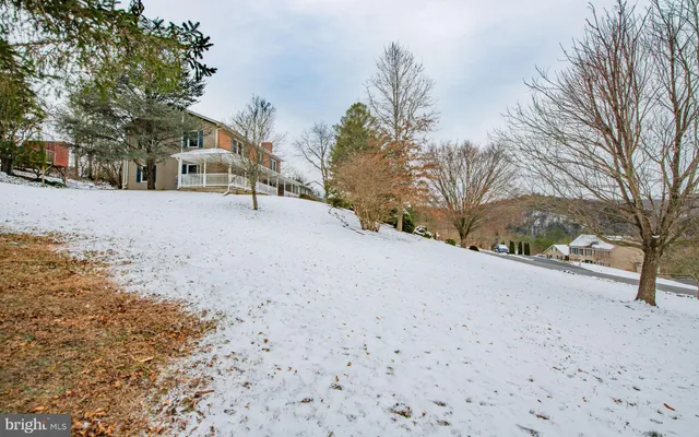 a view of a livingroom with furniture