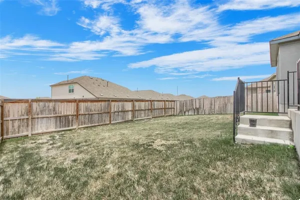 a view of a backyard