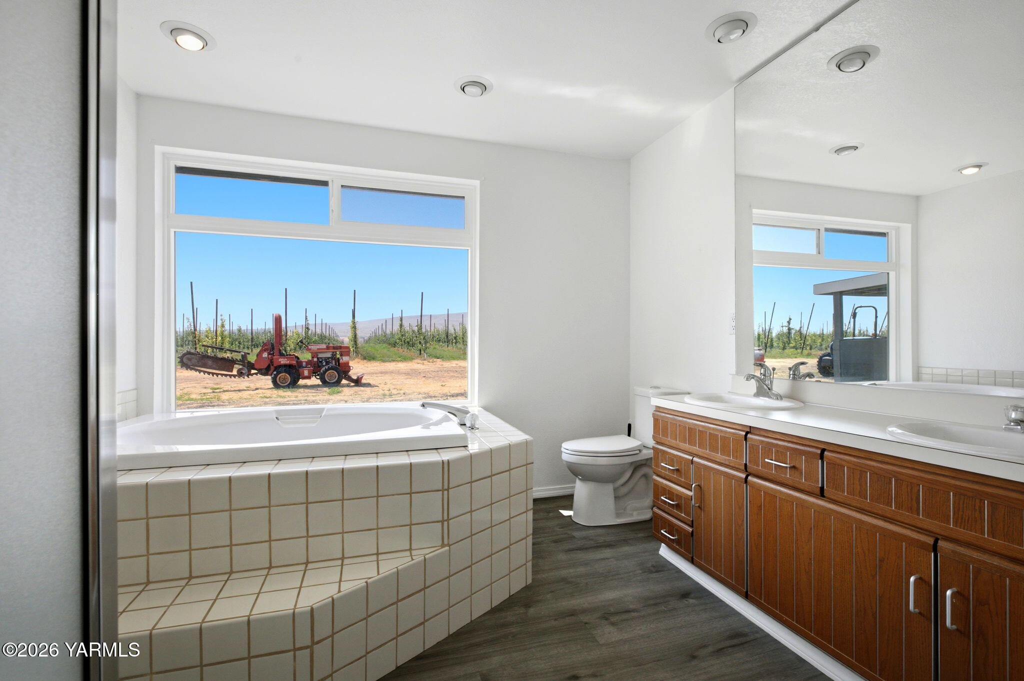1660 Thompson Road Cowiche, WA 98923 - Photo 24 of 27 Bathroom with Soaking Tub