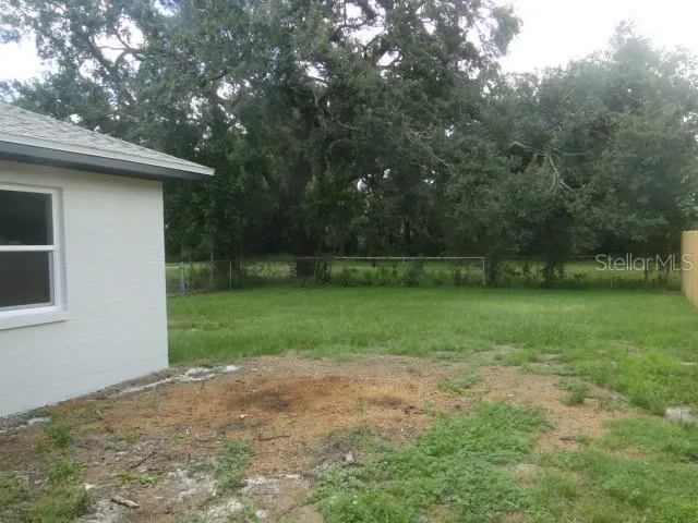 a view of a backyard