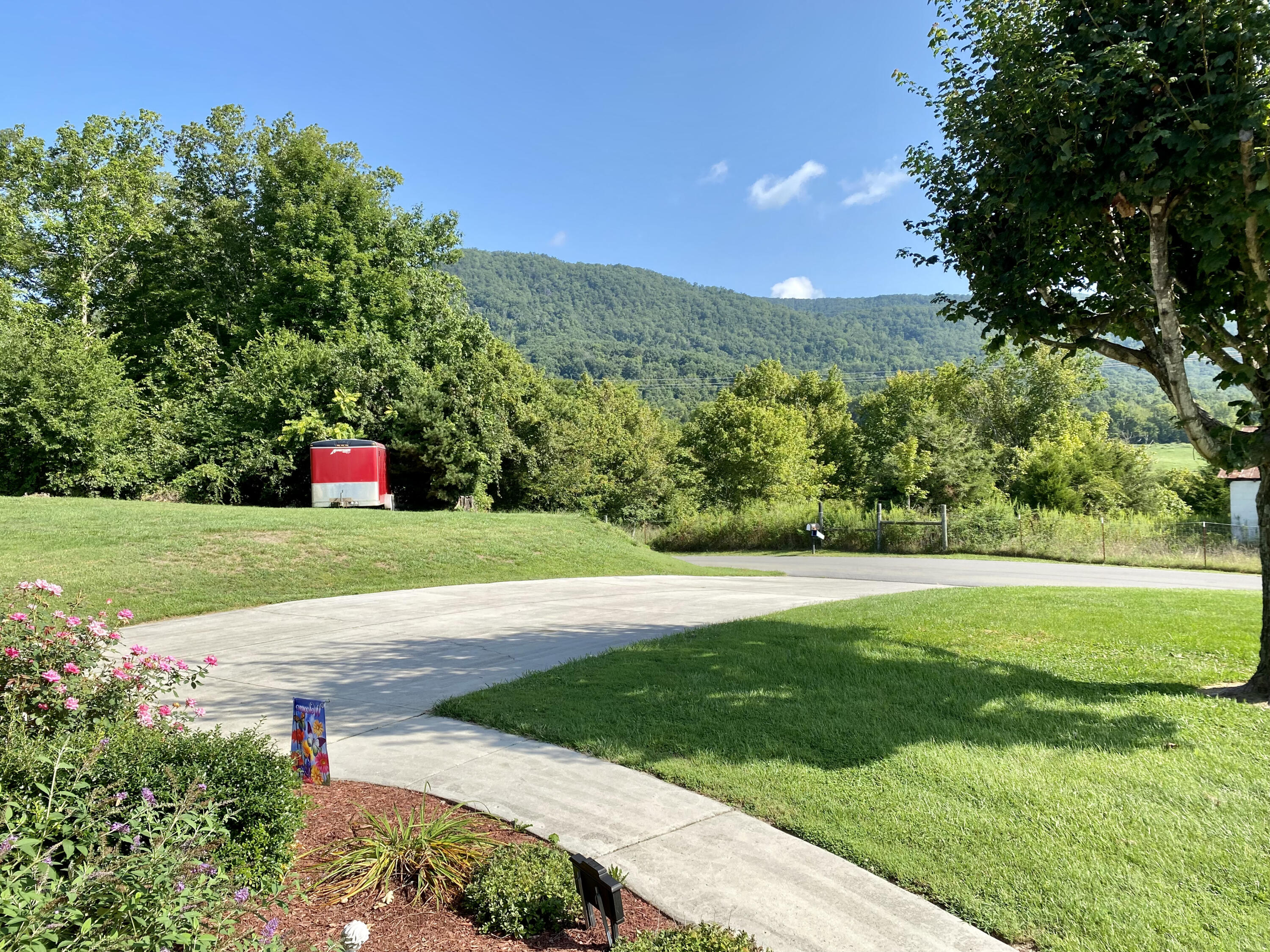 10848 Mountain Road Luttrell, TN 37779 - Photo 13 of 39 DRIVEWAY