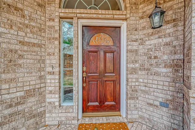 a view of entryway with a door