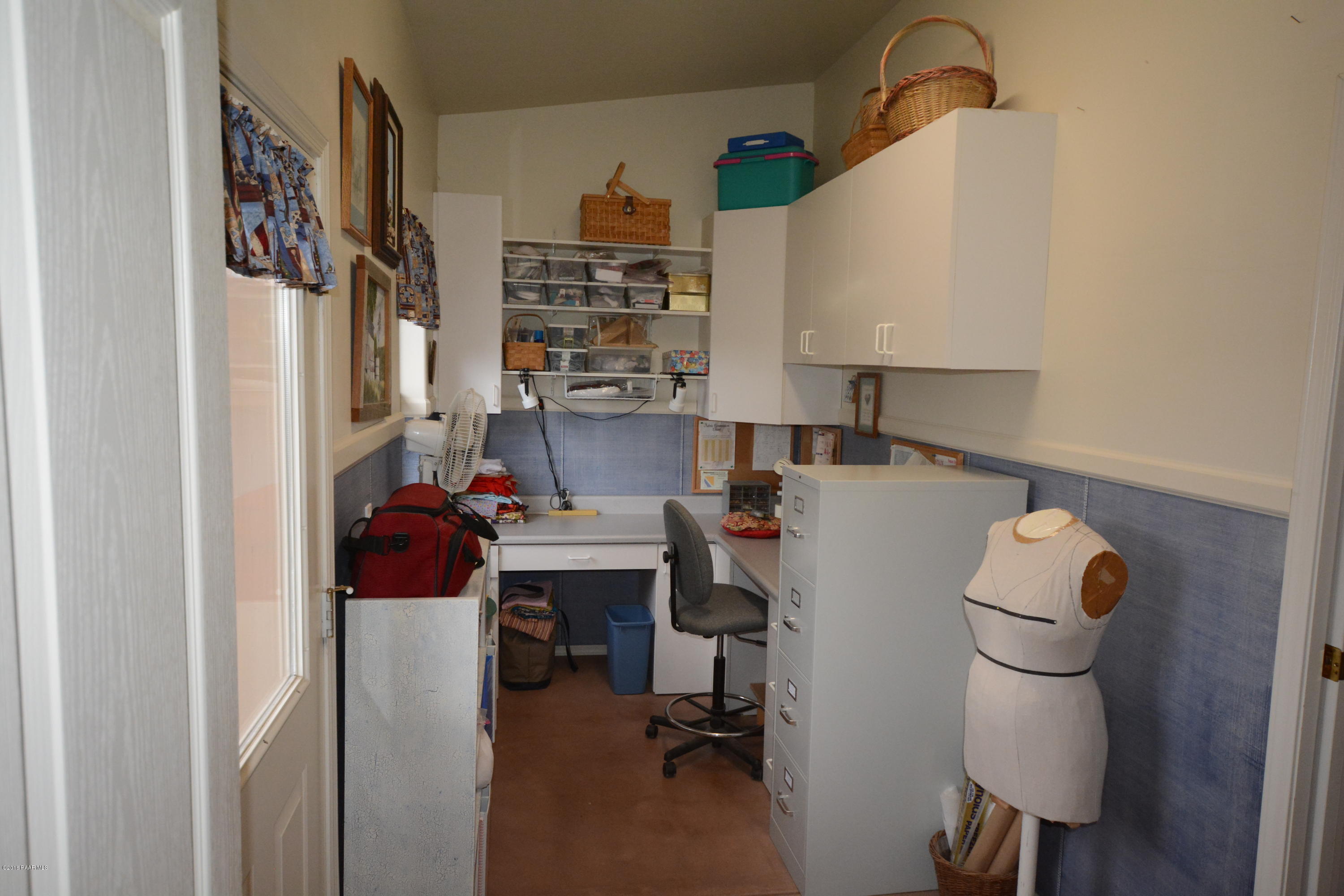 7200 Dillon Wash Road Prescott, AZ 86305 - Photo 24 of 47 a workspace with furniture and a lamp