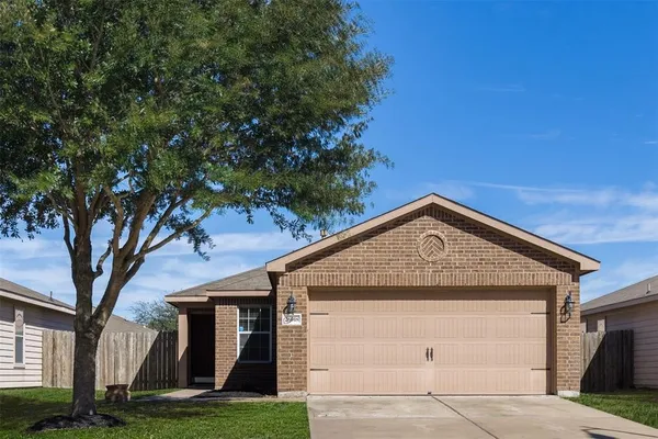 a view of front of a house with a yard