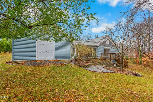 a view of a house with backyard