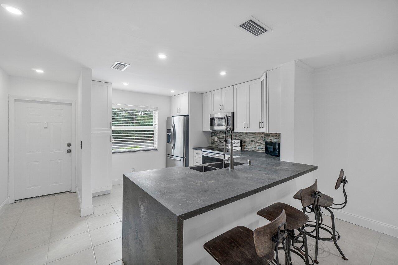 6435 Boca Circle Boca Raton, FL 33433 - Photo 5 of 14 009-6435BocaCircle-BocaRaton-FL-33433-SM