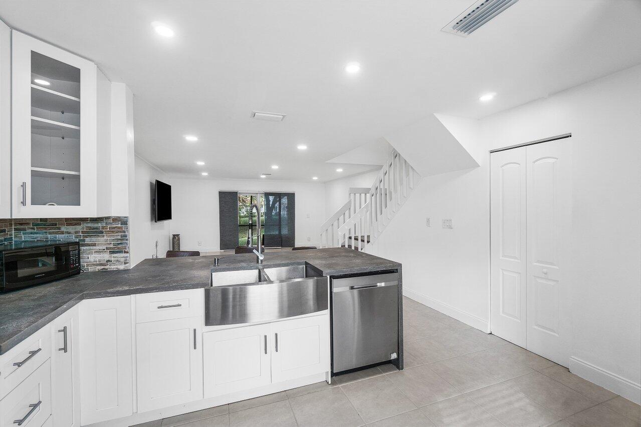 6435 Boca Circle Boca Raton, FL 33433 - Photo 6 of 14 010-6435BocaCircle-BocaRaton-FL-33433-SM