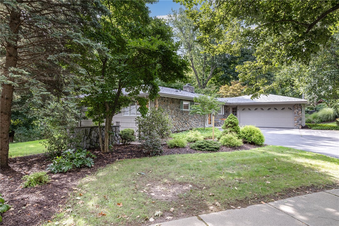 133 Imperial Circle Irondequoit, NY 14617 - Photo 5 of 38