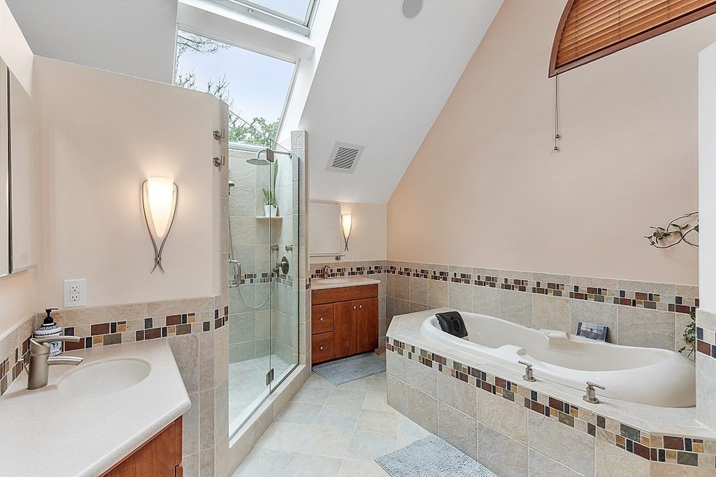 47 Deer Path, Unit 47 Hudson, MA 01749 - Photo 18 of 42 a bathroom with a tub a sink and a mirror