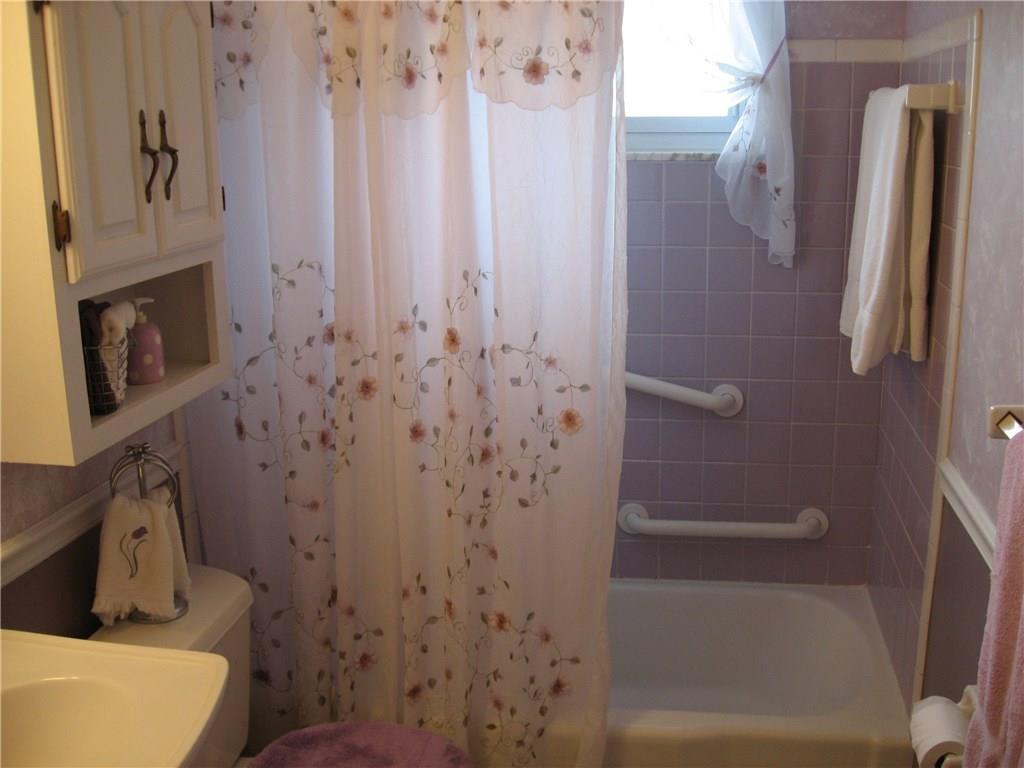 3375 Country Club Road Mount Pleasant, PA 15666 - Photo 14 of 16 Full bath with tub/shower combination.