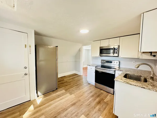 $1,750 | 133 Quaker Lane South, Unit 3, West Hartford, CT 06119