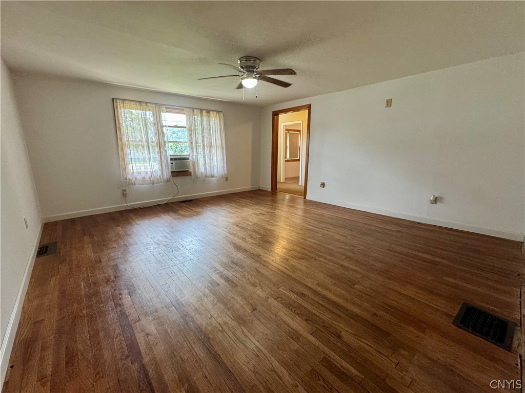 5781 Youngs Road Vernon, NY 13477 - Photo 12 of 44 Livingroom