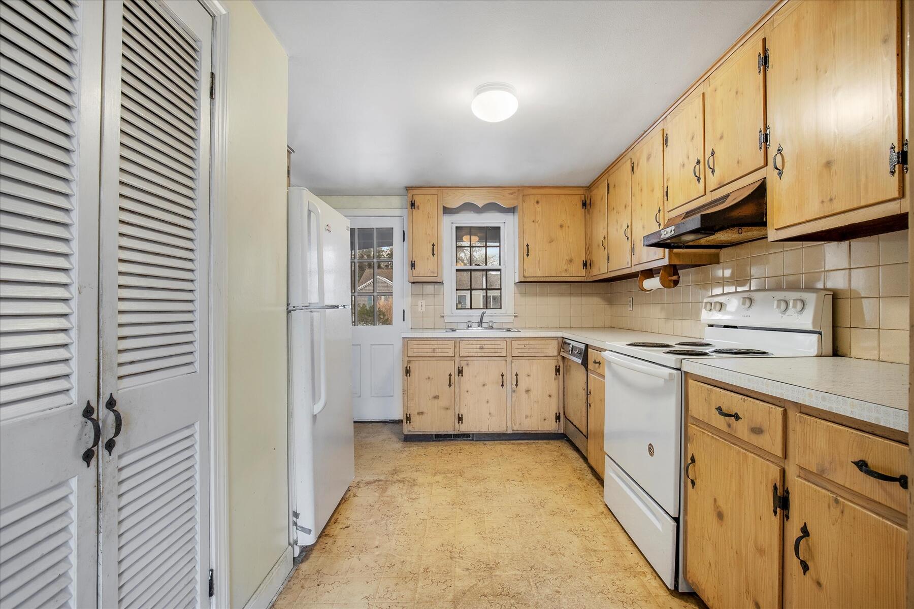 19 Larkin Lane Harwich, MA 02645 - Photo 7 of 43 17-MG_3951-r(1)