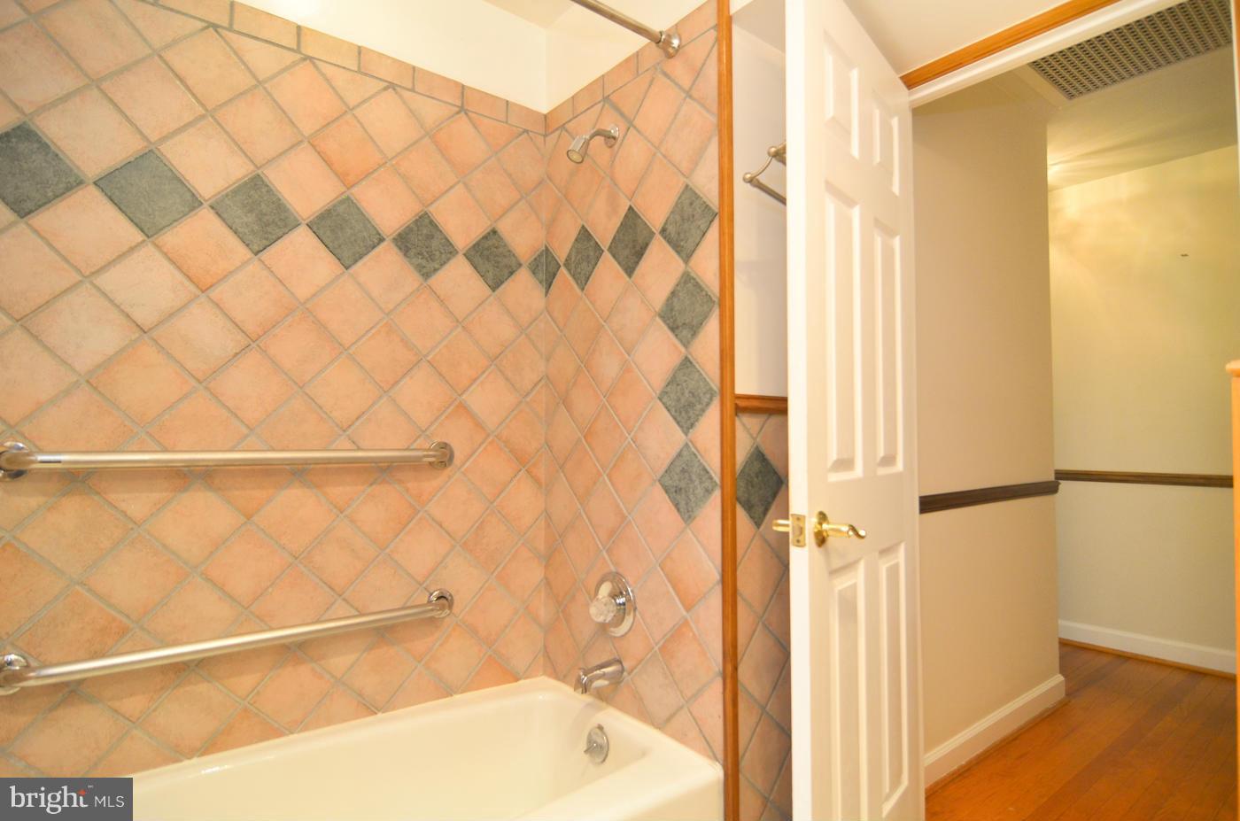 7406 Dunston Street Springfield, VA 22151 - Photo 20 of 30 Bath