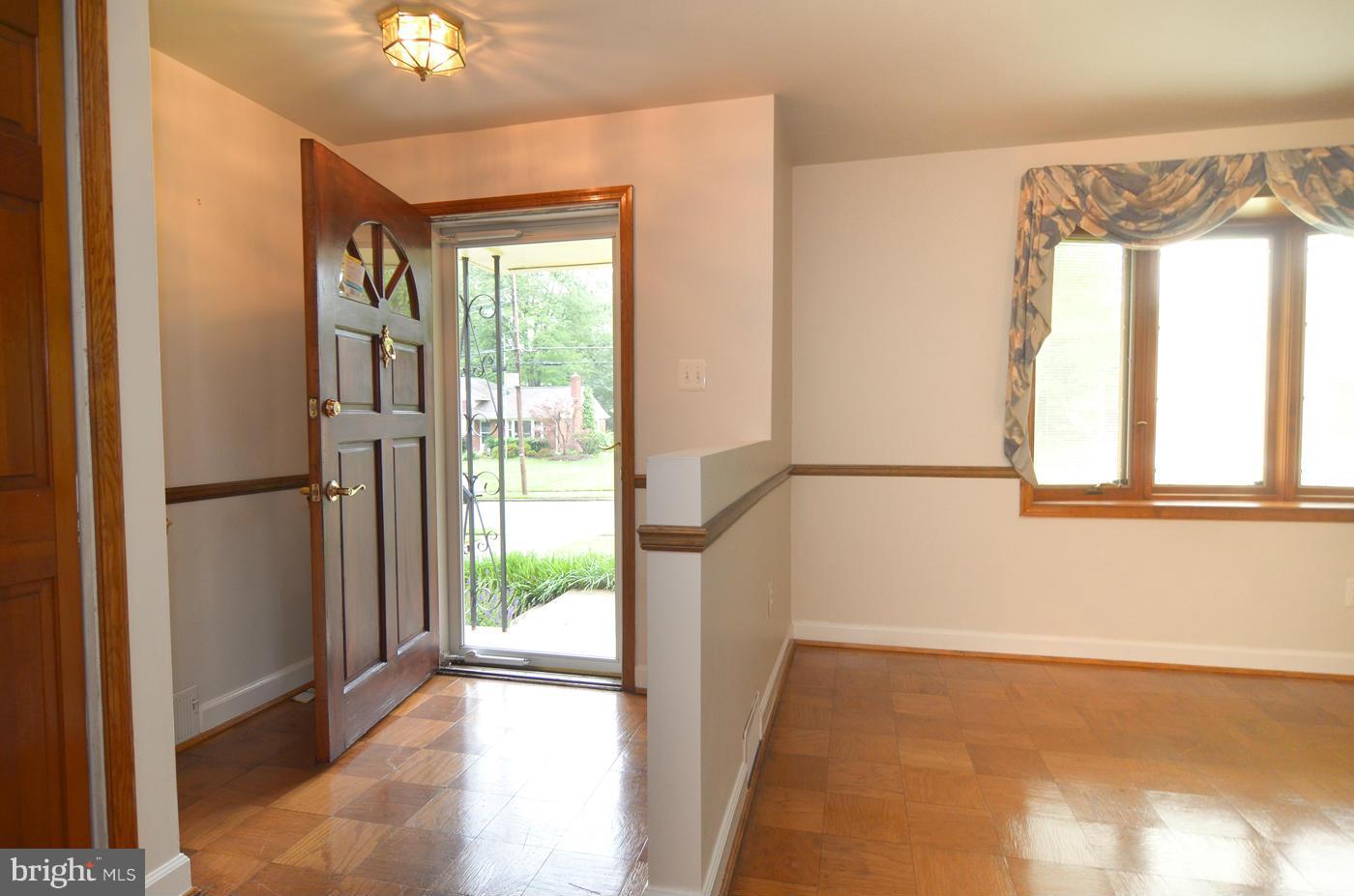 7406 Dunston Street Springfield, VA 22151 - Photo 4 of 30 Foyer