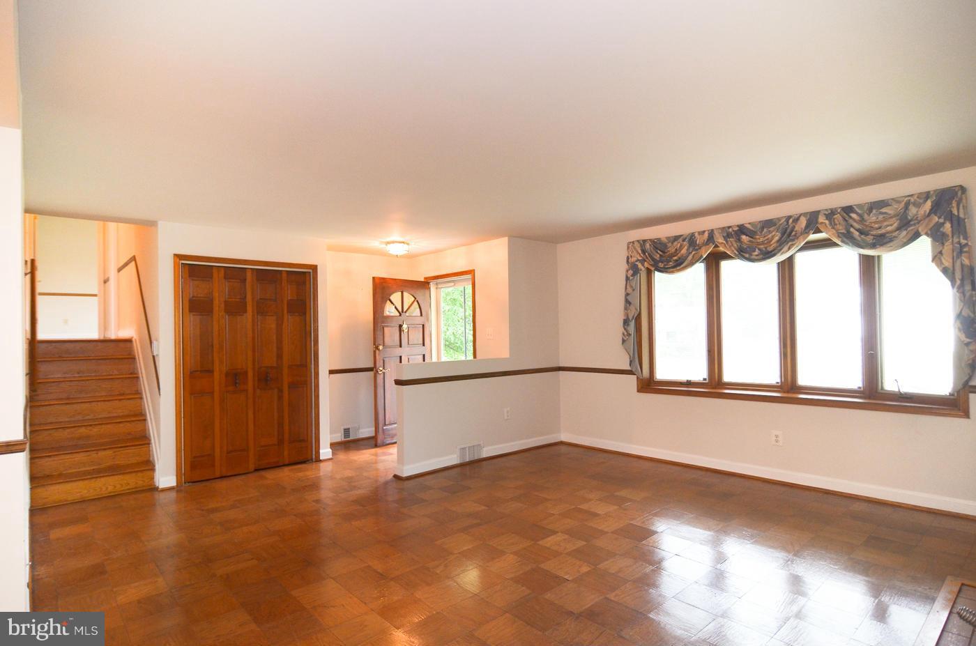 7406 Dunston Street Springfield, VA 22151 - Photo 5 of 30 Living Room