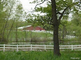 15400 Hawley Road Holly, MI 48442 - Photo 2 of 6 Barn & indoor arena