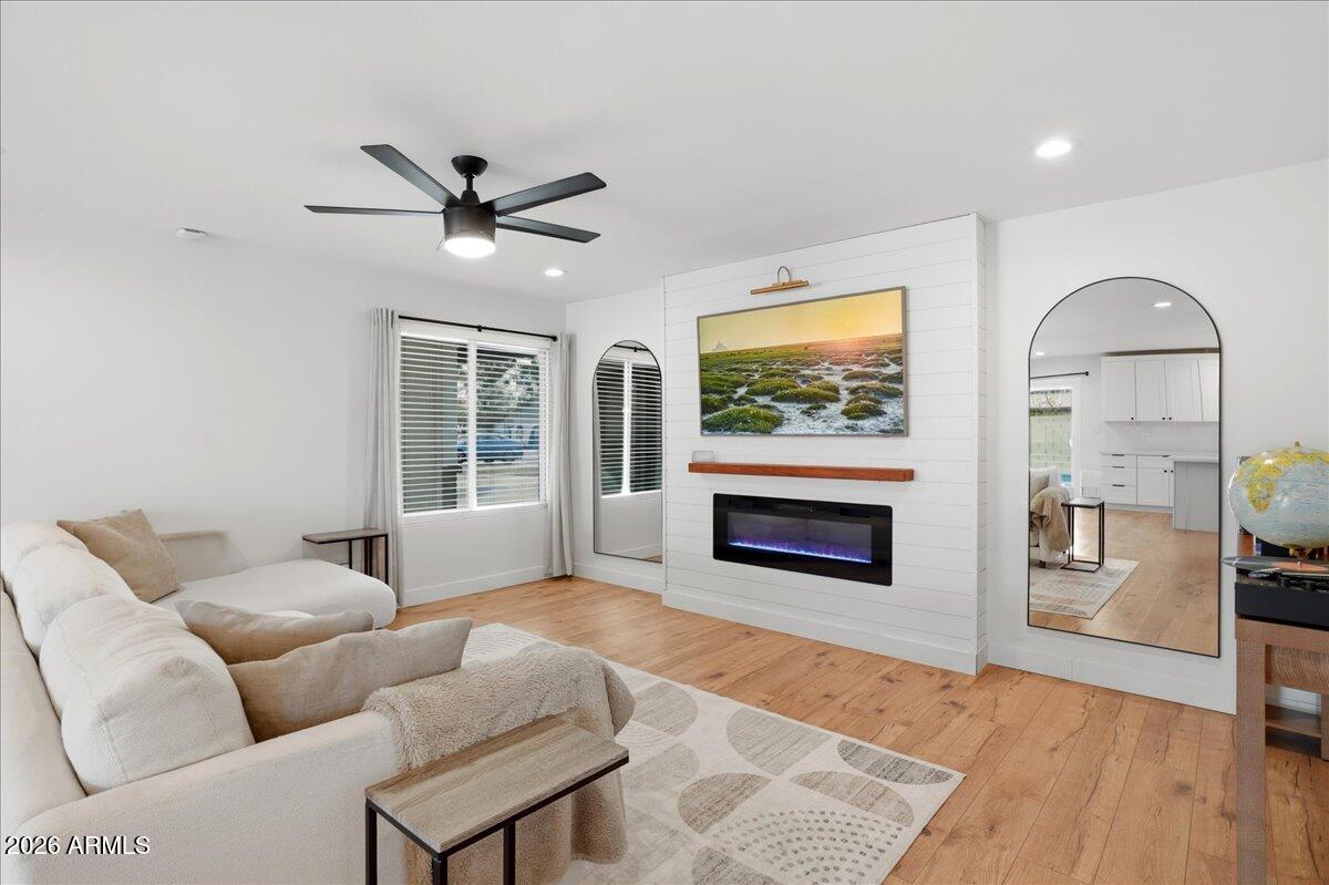4705 South Country Club Way Tempe, AZ 85282 - Photo 18 of 52 18-Living Room
