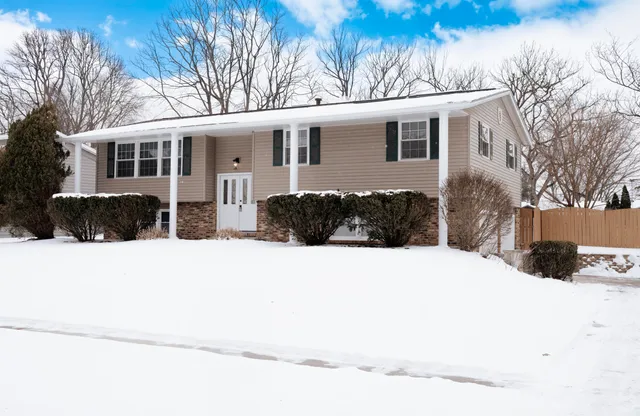 $2,700 | 919 Seneca Drive, Crown Point, IN 46307