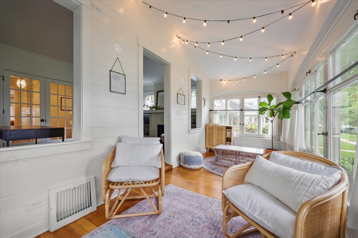 1303 Maple Avenue Wilmette, IL 60091 - Photo 17 of 33 a living room with furniture and a large window