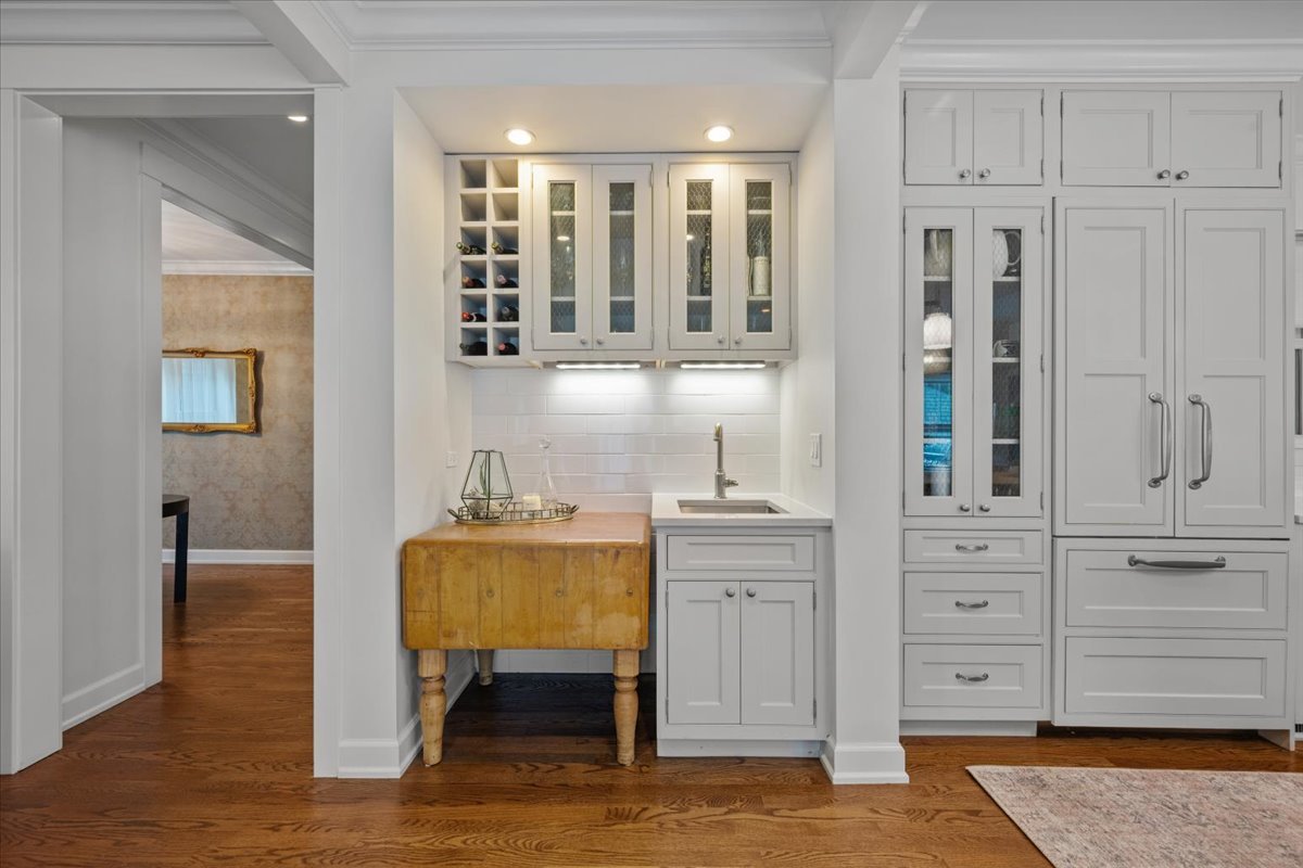 1303 Maple Avenue Wilmette, IL 60091 - Photo 10 of 33 a spacious bathroom with a double vanity sink and a mirror