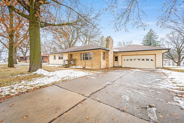 $189,900 | 1228 South Ramsey Street, Blue Earth, MN 56013