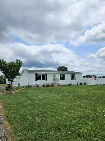 a view of a yard in front of the house