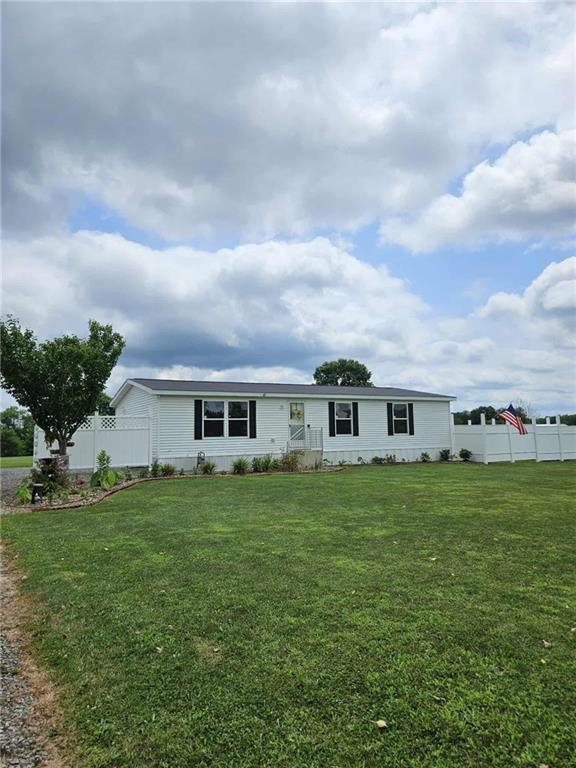 a view of a yard in front of the house