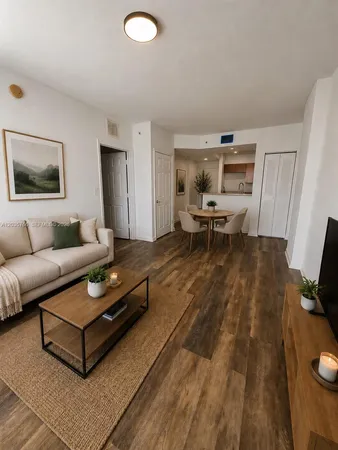 $2,000 | 120 Southwest 8th Avenue, Unit 502, Miami, FL 33130