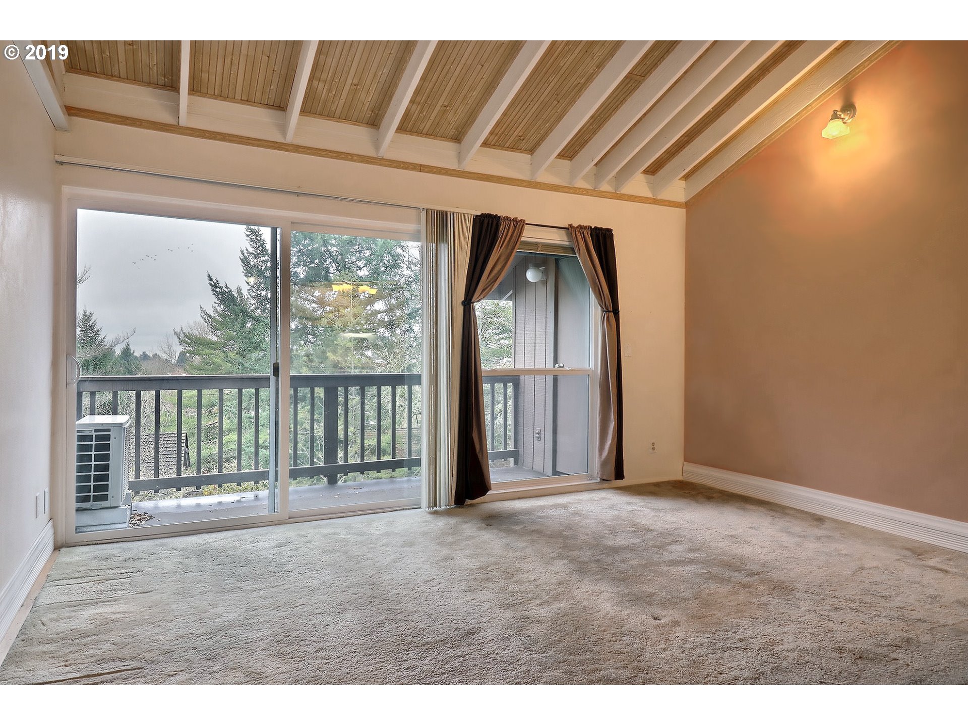 7748 Southwest Barnes Road, Unit B Portland, OR 97225 - Photo 6 of 24 Living Room