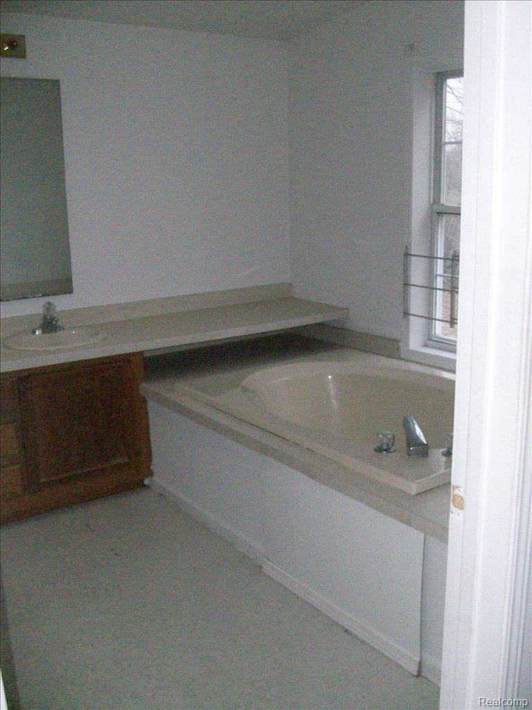 49770 Arkona Road Belleville, MI 48111 - Photo 12 of 12 mstr bath 1