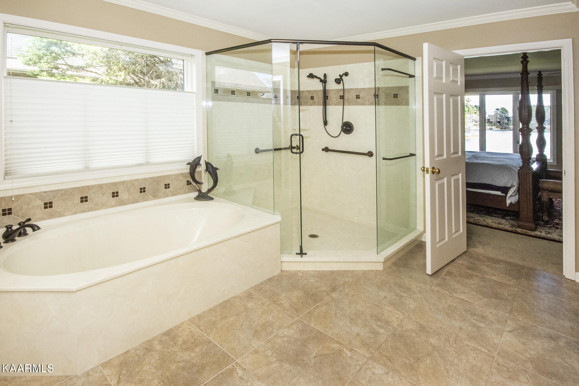 156 Inagehi Way Loudon, TN 37774 - Photo 19 of 39 Huge Shower & Soaking Tub