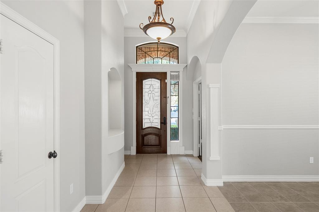 302 Canterbury Road Waco, TX 76712 - Photo 4 of 29 a view of a entryway door with a hallway